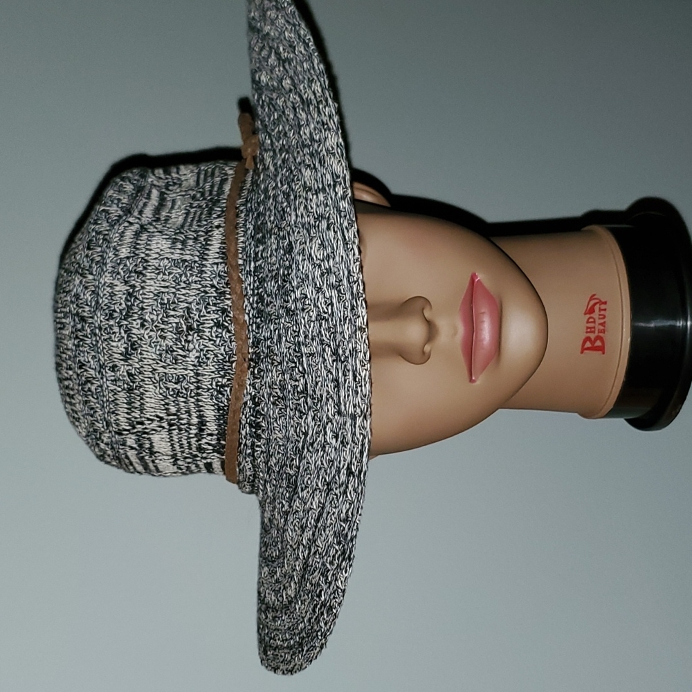 Wide brim hat